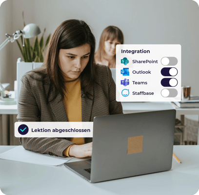 Frau am Laptop mit Lernpfad Integration