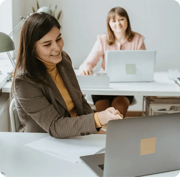 Mitarbeitende am Laptop