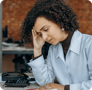 Personalerin nachdenklich