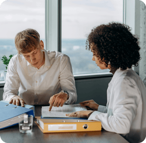 zwei Personaler prüfen Kosten