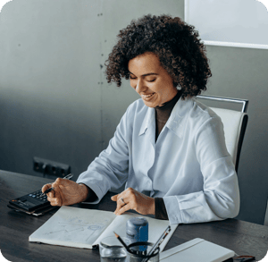 Personalerin freudig am Schreibtisch