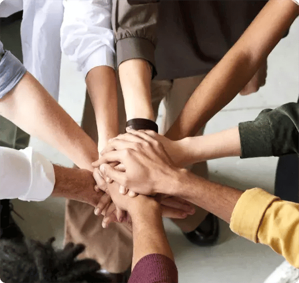 Hände von Teammitgliedern aufeinander