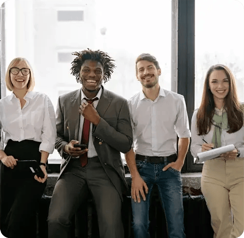 vier Teammitglieder im Büro
