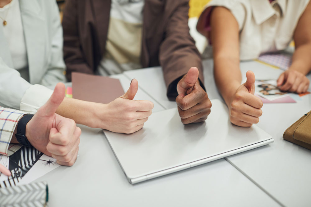 Menschen zeigen Daumen hoch